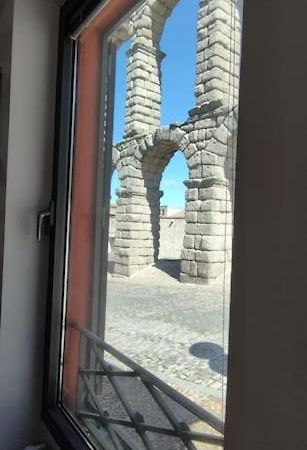 Casa Bajo El Acueducto Con Plaza De Garaje Villa Segovia Luaran gambar